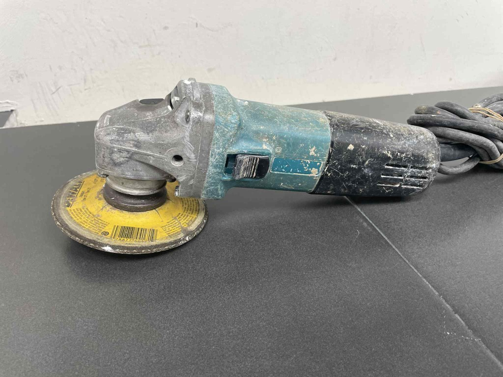 Esmeriladora Angular/rehilete 4 1/2" Makita